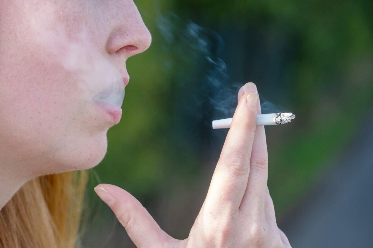 Bei jüngeren Menschen zahlt sich ein Rauchstopp besonders deutlich aus.